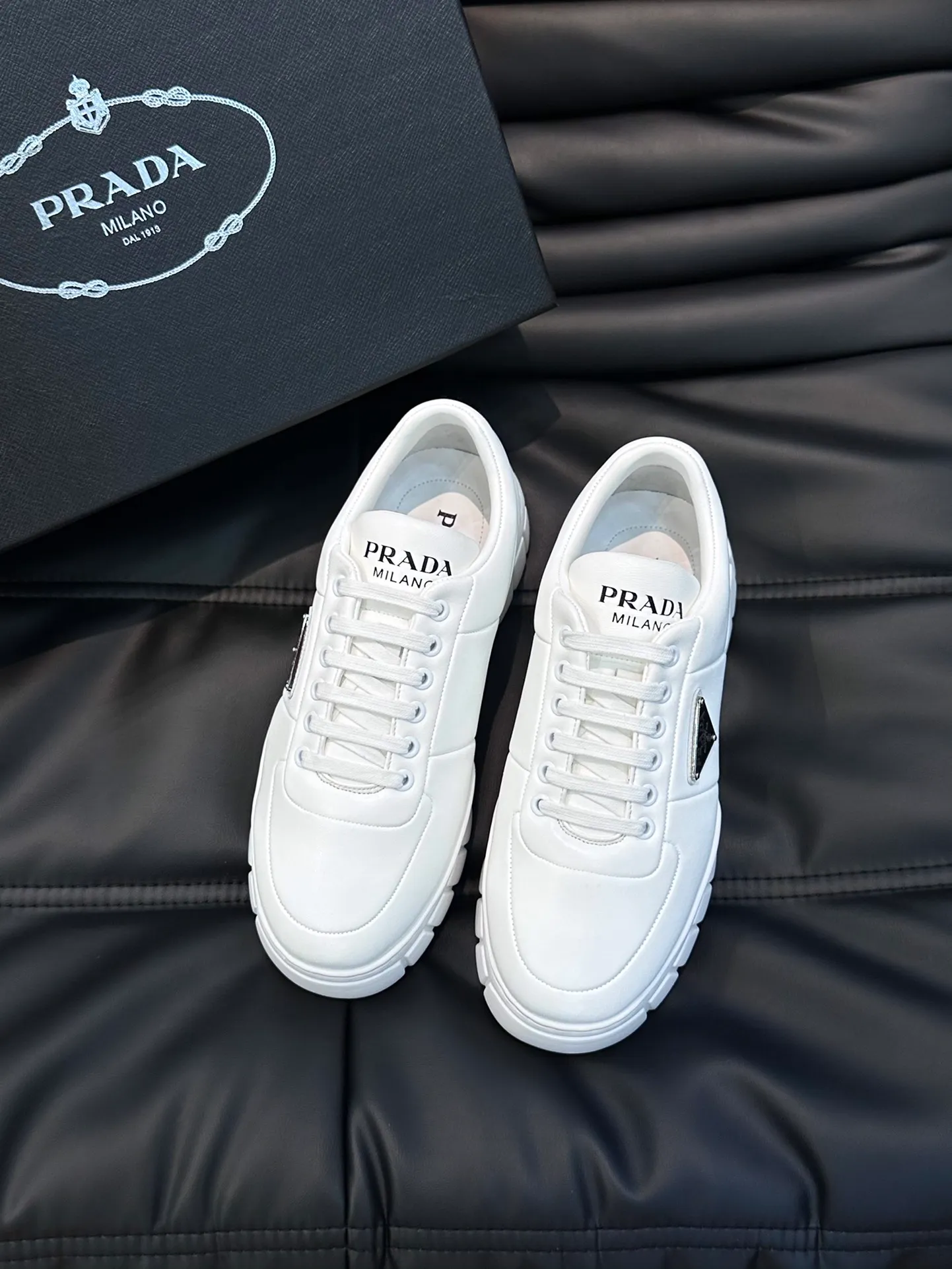 Men's shoes 💰p400 "Men's shoes 💰pRAD*" Men's shoes 💰prad* high-end men's thick-soled casual sports shoes, the details are perfectly replica of the original version, made of imported matte cowhide, full of texture, full calfskin lining, breathable and comfortable, men's shoes 💰p's classic black and white enamel metal logo decoration, all interpreting the brand style Genuine leather tongue Men's shoes on the tongue and heel 💰pRADA letter badges are embellished to show the brand style. Lightweight concave and convex pattern rubber outsole. Lightweight and increased by about 4CM. Excellent foot feel. Comfortable and breathable. Comes with original packaging. Size: 38-44